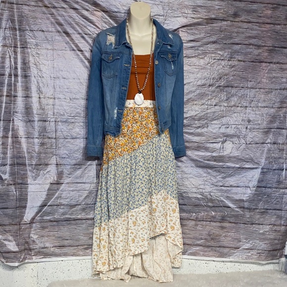 American Eagle Outfitters Dresses & Skirts - American Eagle Outfitters Asymmetrical Floral Skirt